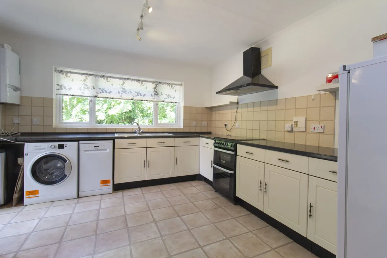 Carisbrooke, Pinewood Hill, Fleet, GU51 3AW, photo 7