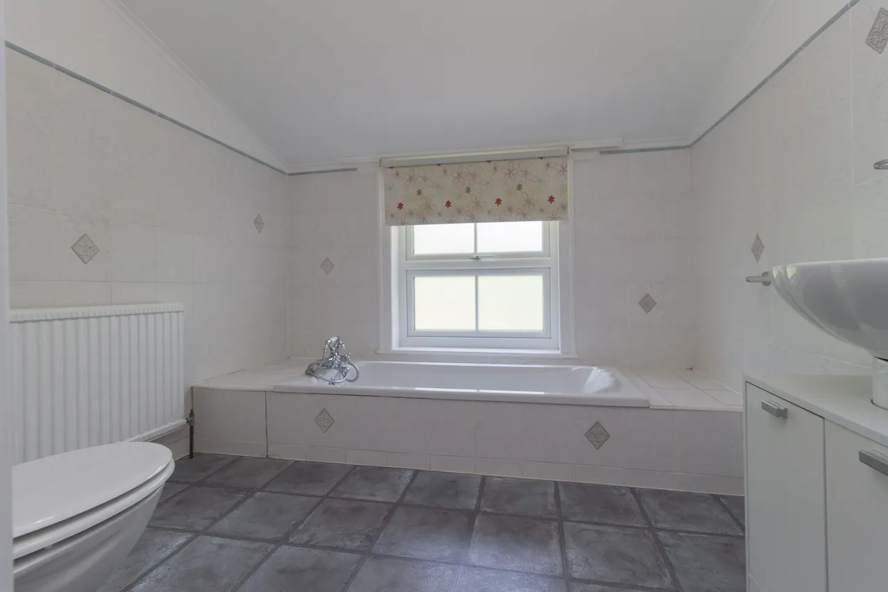 Carisbrooke, Pinewood Hill, Fleet, GU51 3AW, photo 19