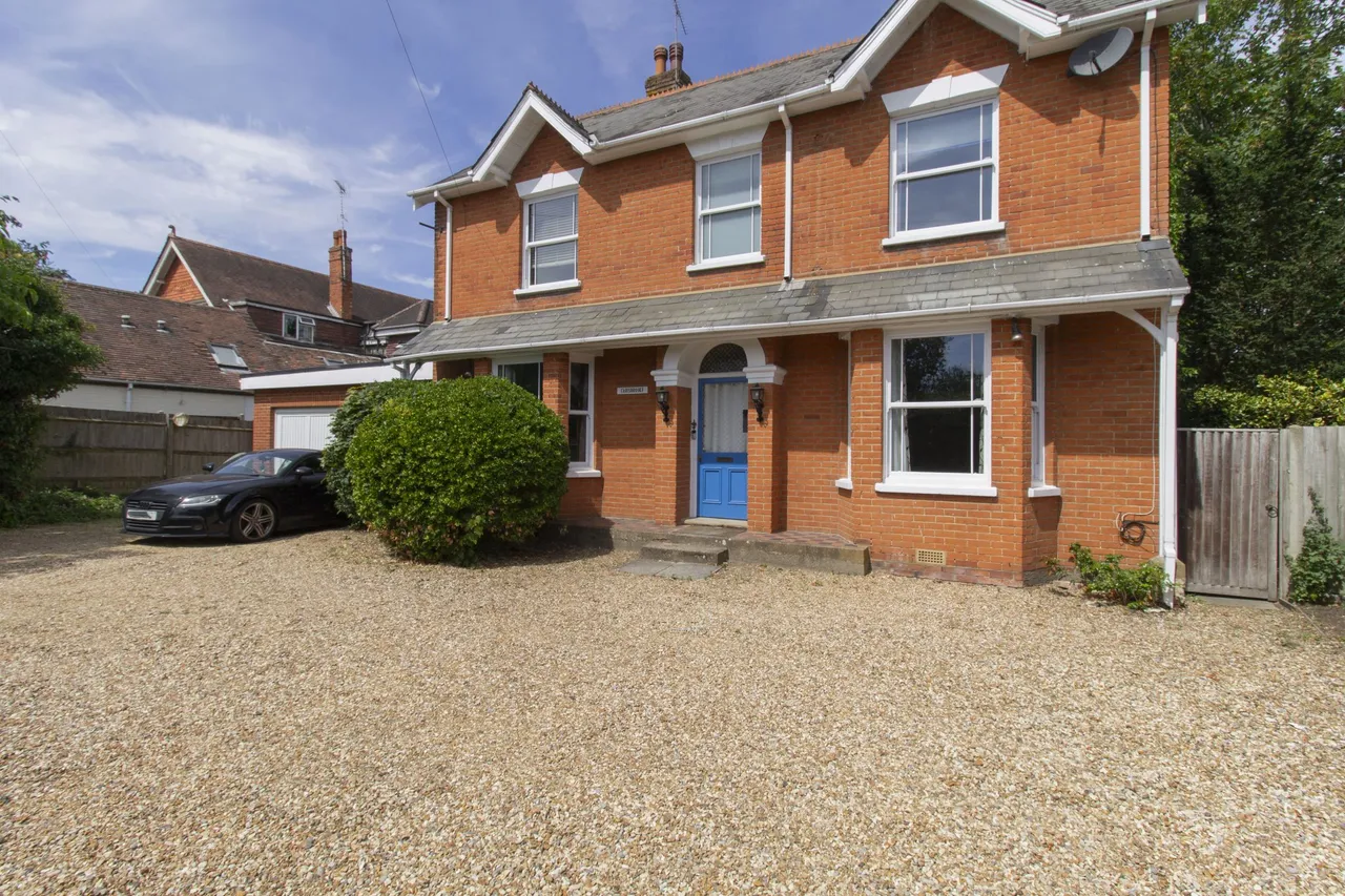 Carisbrooke, Pinewood Hill, Fleet, GU51 3AW, photo 25