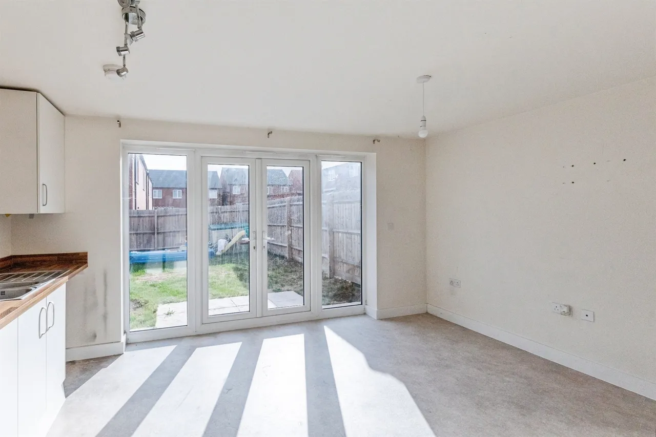 Sapphire Street, Irthlingborough, NN9, photo 6