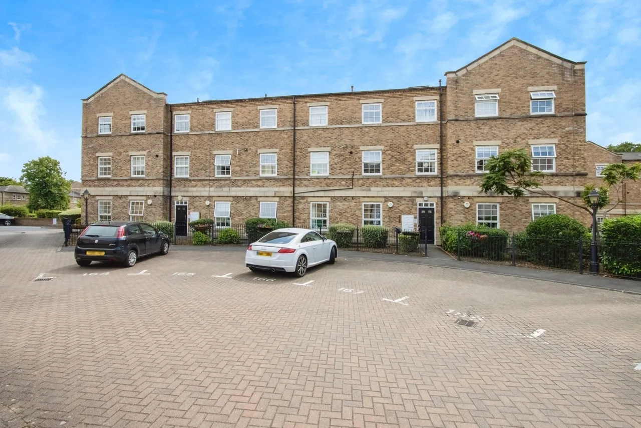 2 bed flat for sale — Chaloner Grove, Wakefield, West Yorkshire, WF1