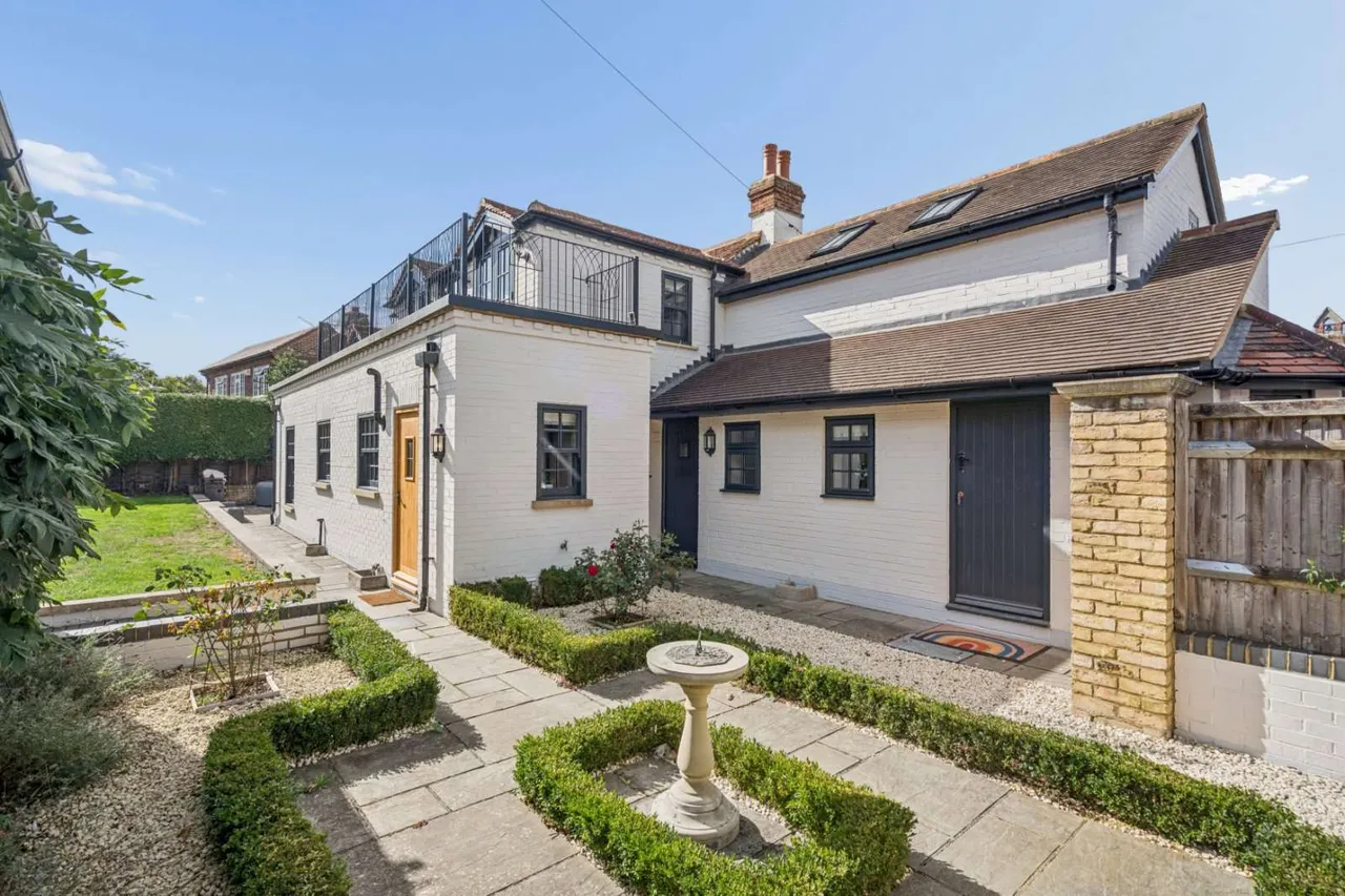 Waltham Road, White Waltham, SL6, photo 24