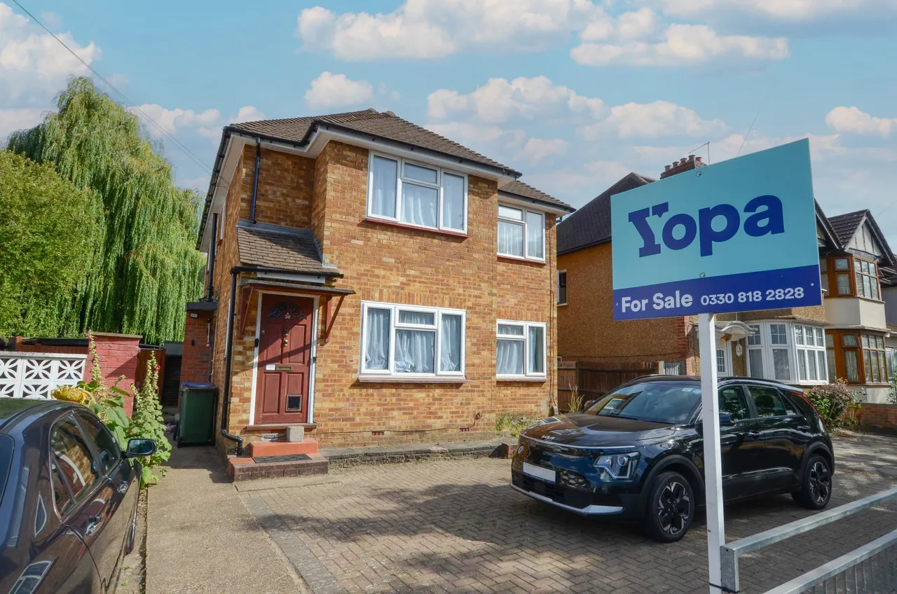 2 bed flat for sale, Roxeth Green Avenue, Harrow, HA2