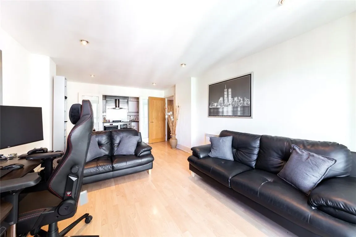 2 bed flat to rent — Drake House, London