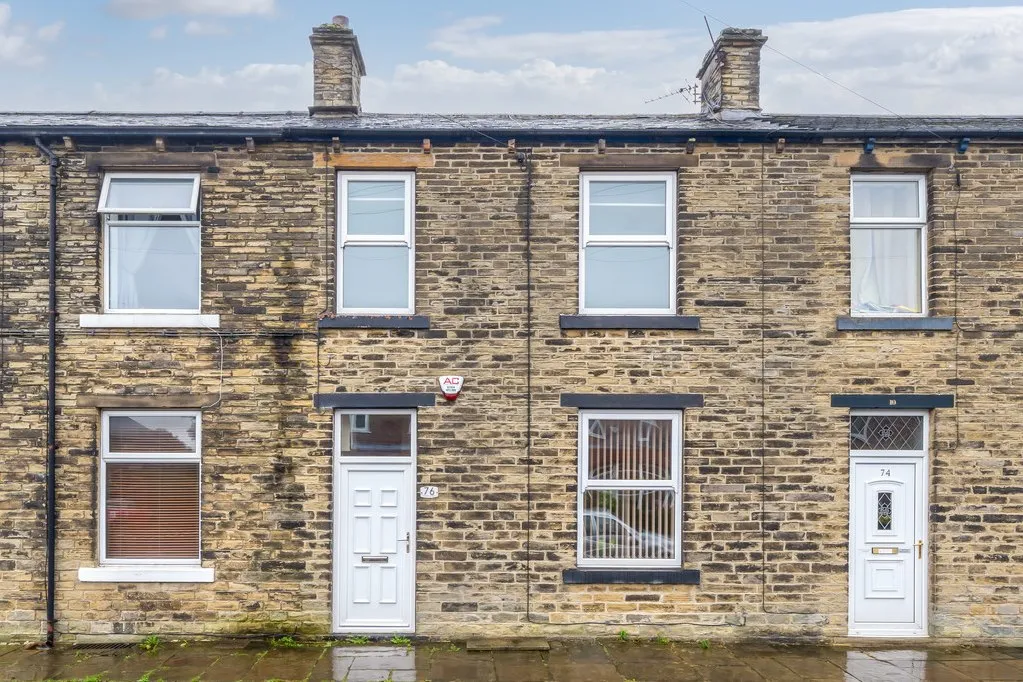 2 bed house to rent, Moorlands Road, Birkenshaw, BD11
