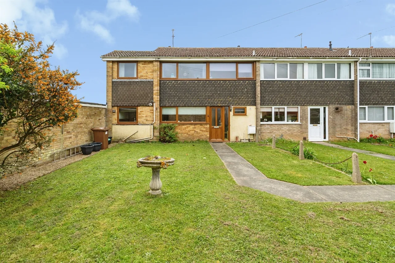 4 bed house for sale — Edinburgh Avenue, Gorleston, Great Yarmouth