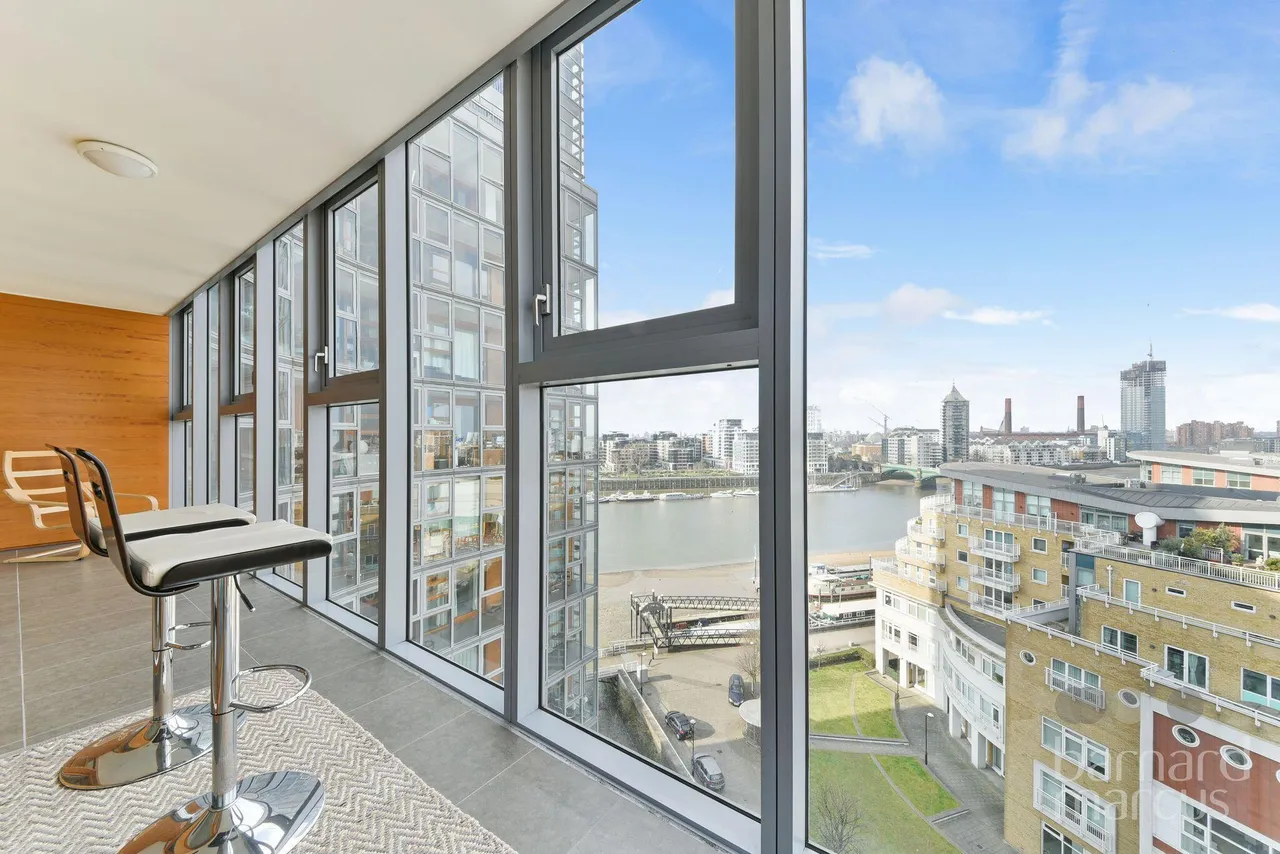 Lombard Road, London, photo 3