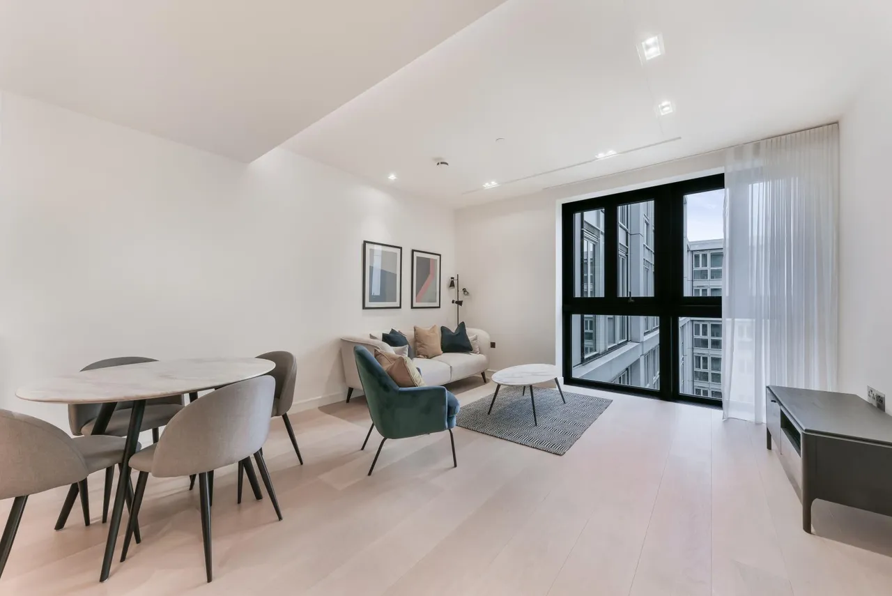 1 bed flat for sale, Lincoln Square, London, WC2A