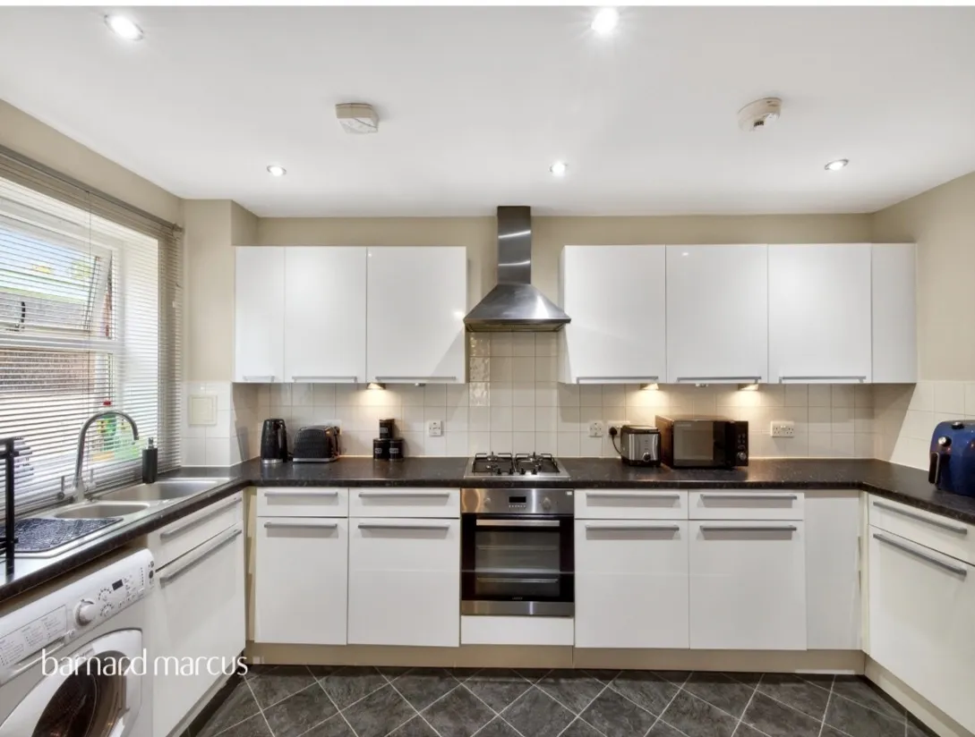 2 bed flat for sale — Beaumaris Gardens, London