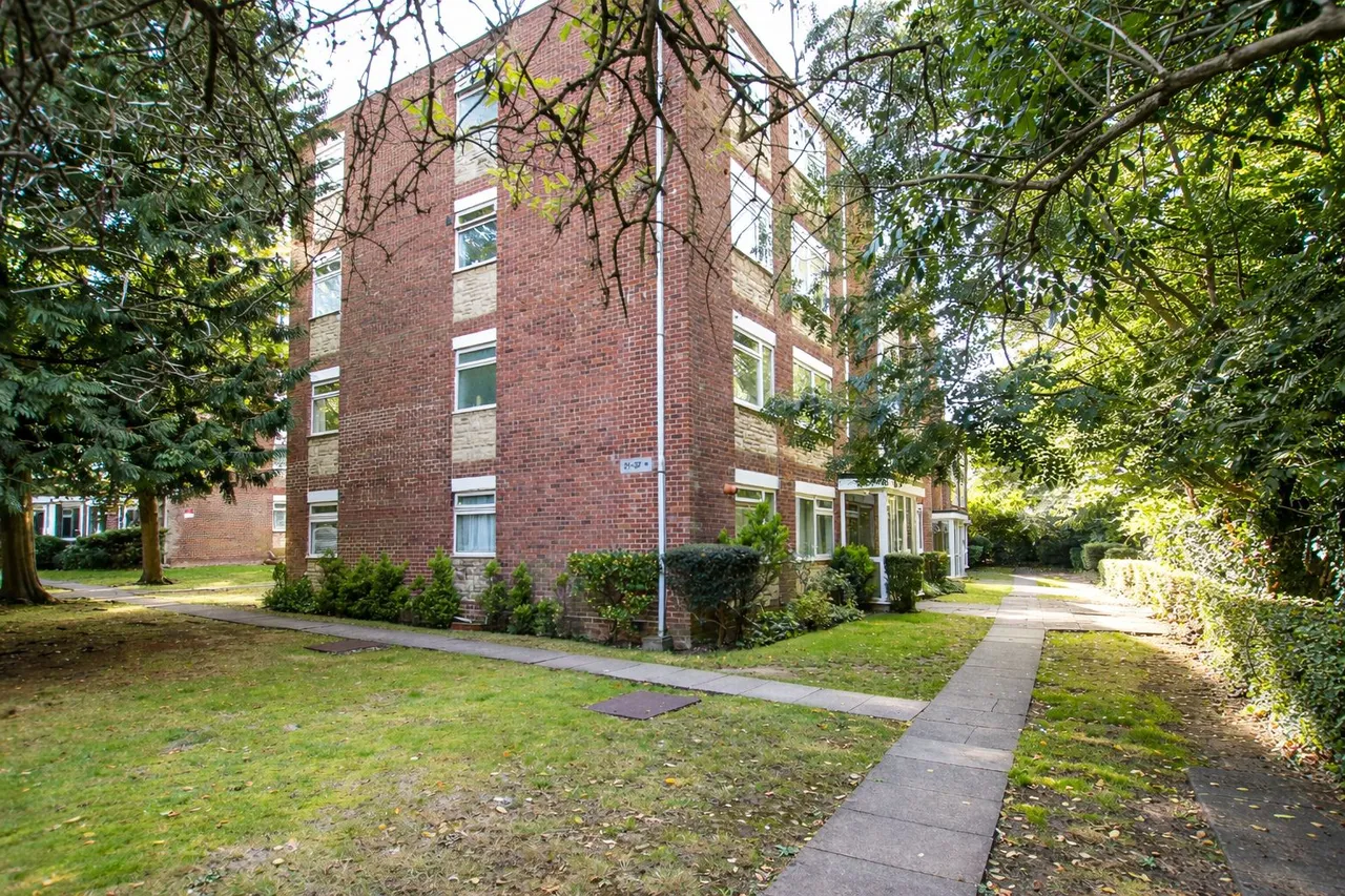 3 bed flat for sale, Woodcote Road, Wallington