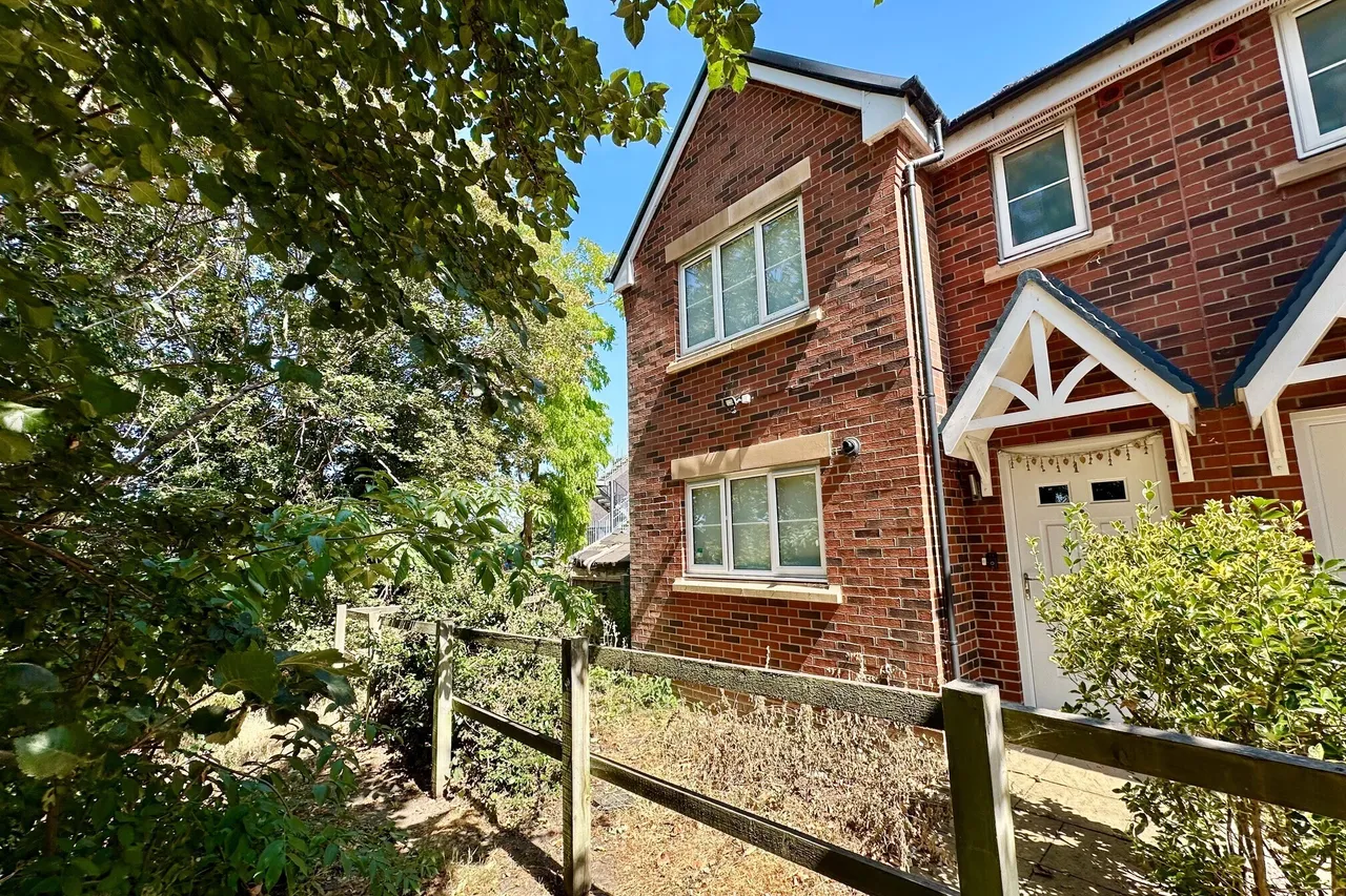 3 bed house for sale — Woodend Close, Grays