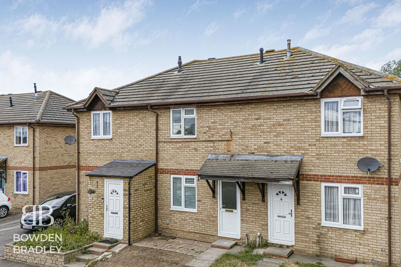 2 bed house for sale — Woodman Path, Hainault, IG6