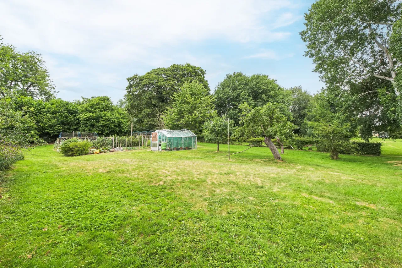 Period Property with Private Riversid, photo 13