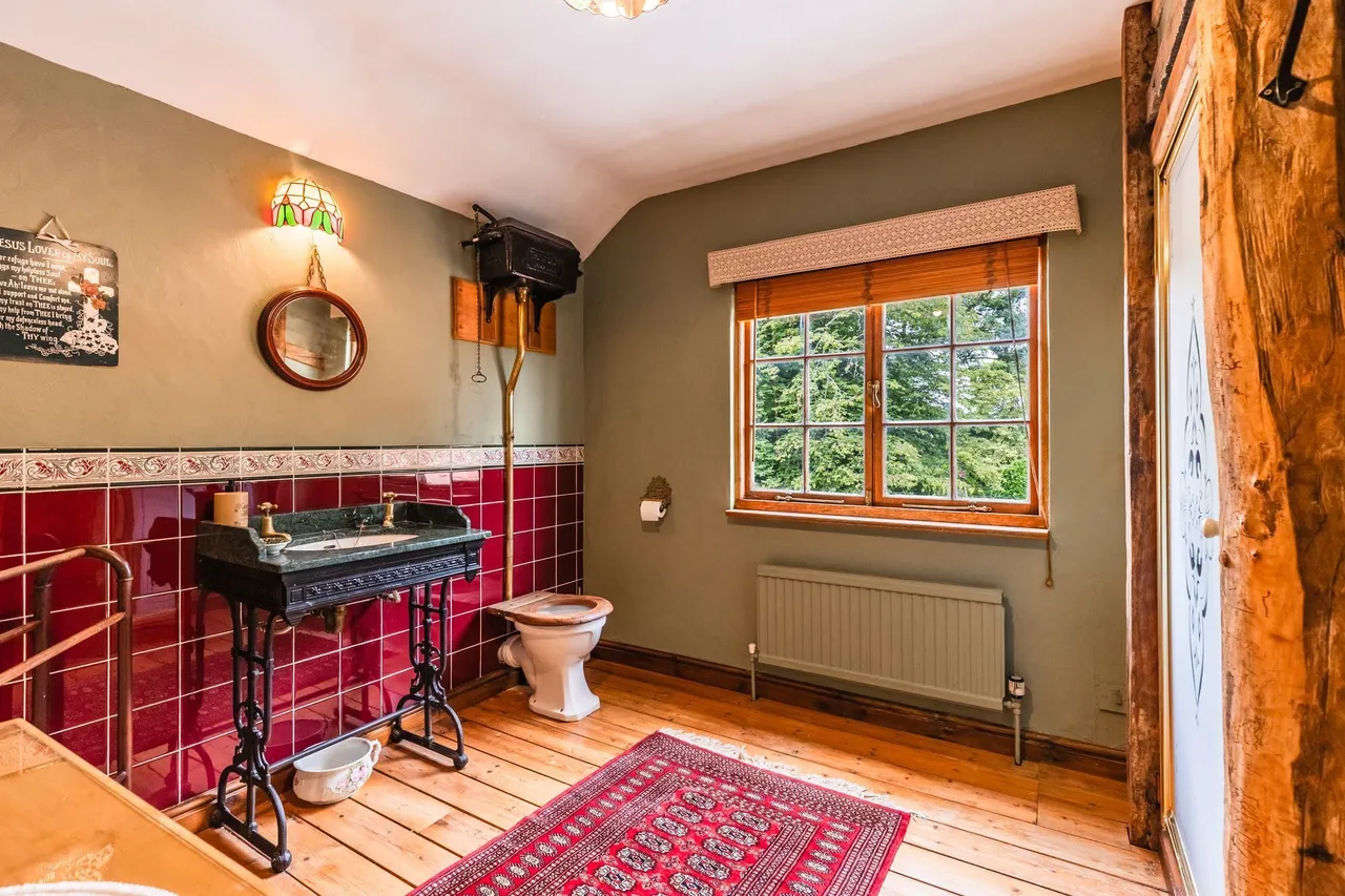 Period Property with Private Riversid, photo 15