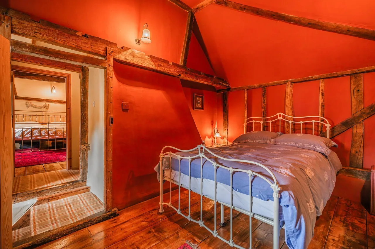 Period Property with Private Riversid, photo 16
