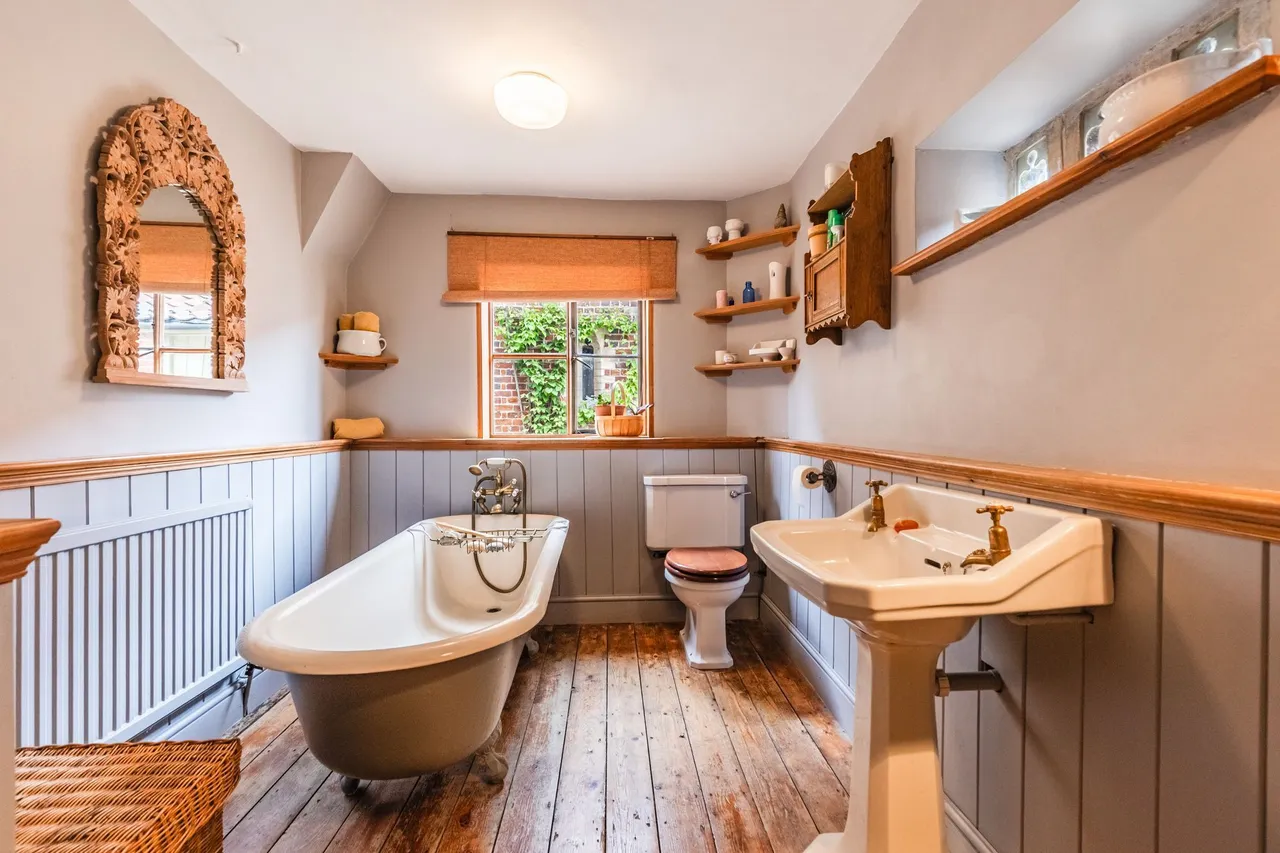 Period Property with Private Riversid, photo 10