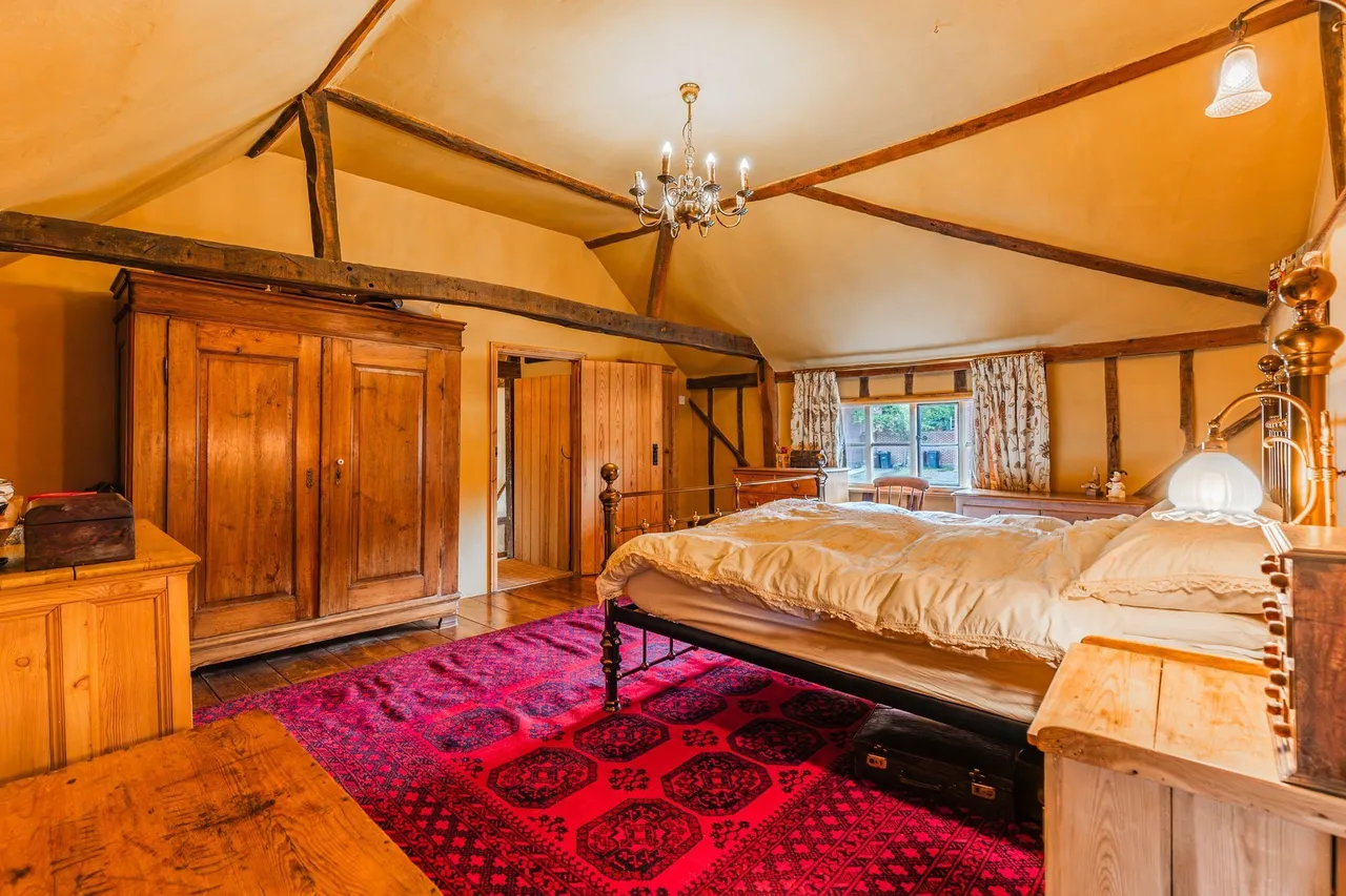 Period Property with Private Riversid, photo 14