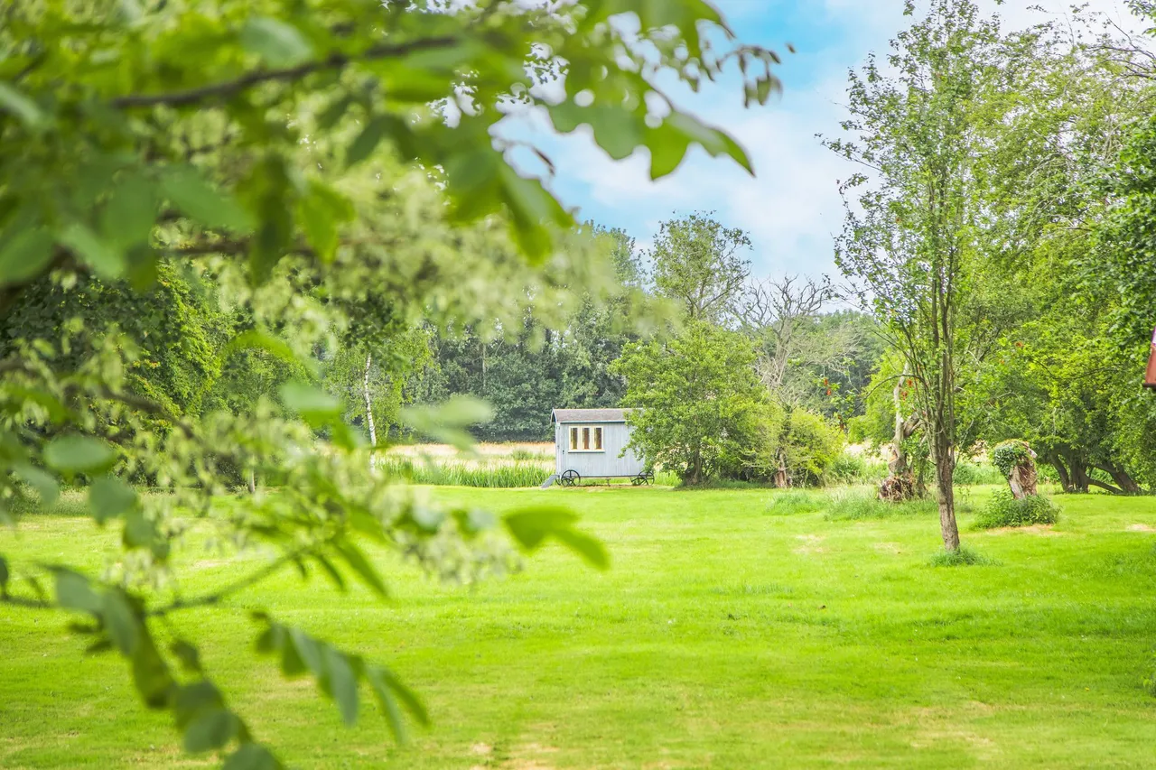 Period Property with Private Riversid, photo 8