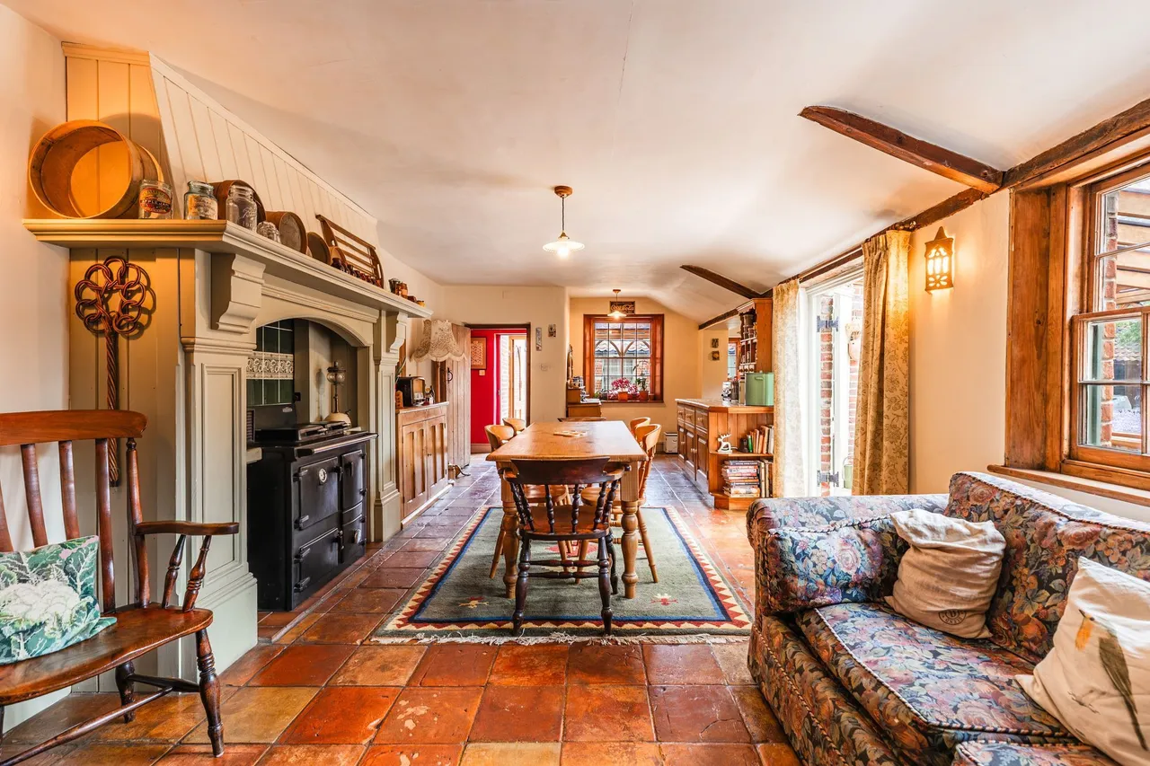 Period Property with Private Riversid, photo 2