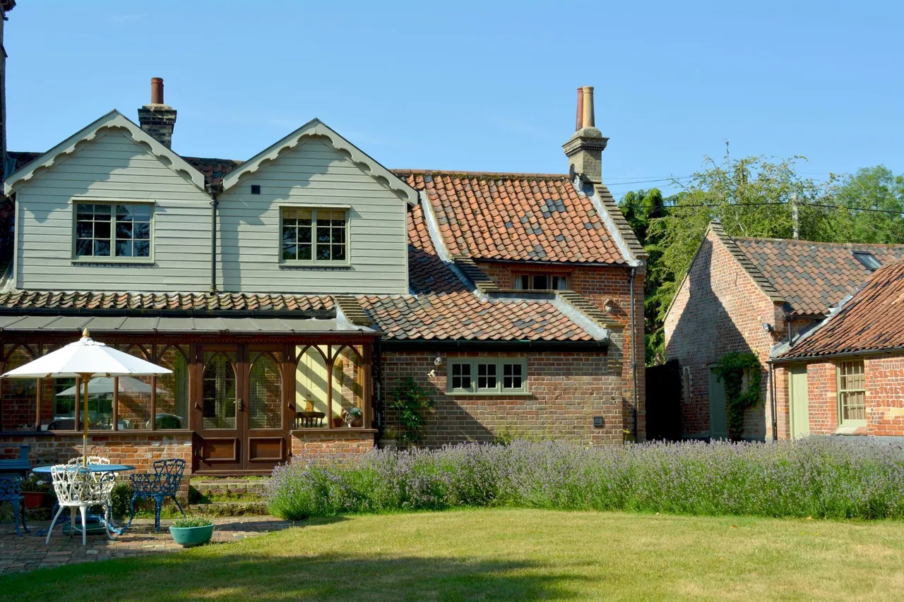 Period Property with Private Riversid, photo 19