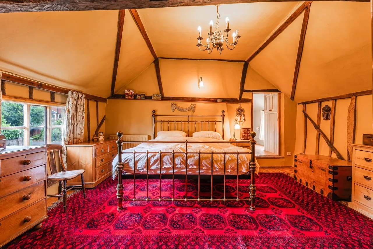 Period Property with Private Riversid, photo 11