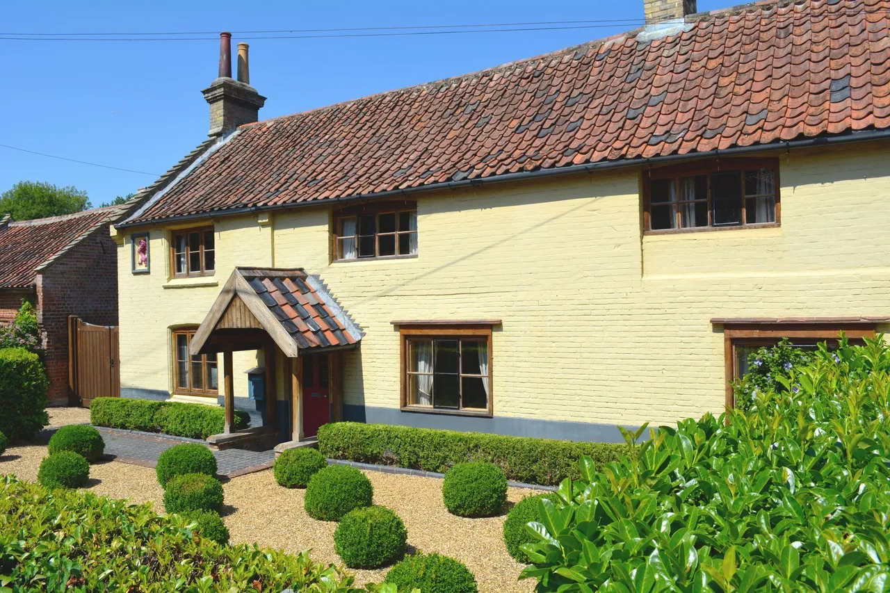 4 bed house for sale, Period Property with Private Riversid