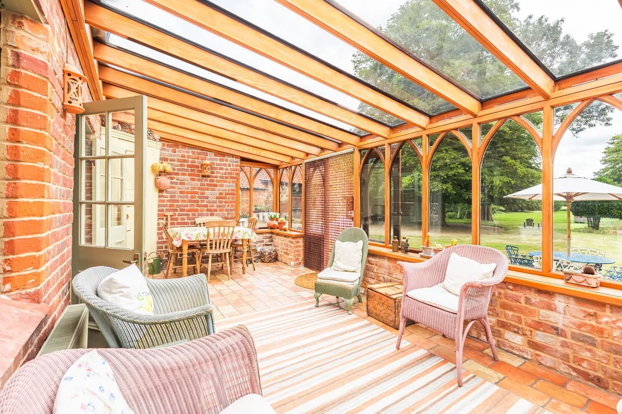 Period Property with Private Riversid, photo 6