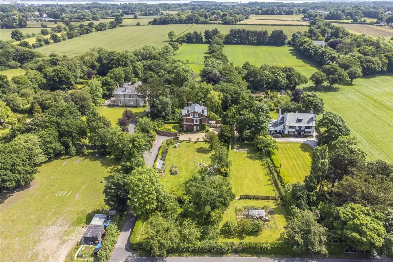 6 bed house for sale — Oakfield Road, Childer Thornton, Cheshire, CH66 7NX
