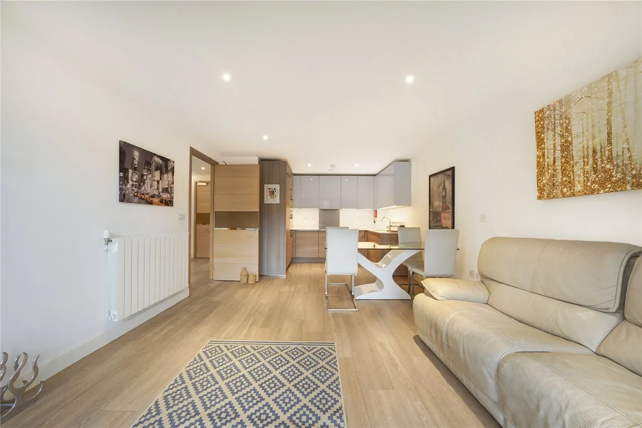 3 bed flat for sale — Whiting Way, SE16