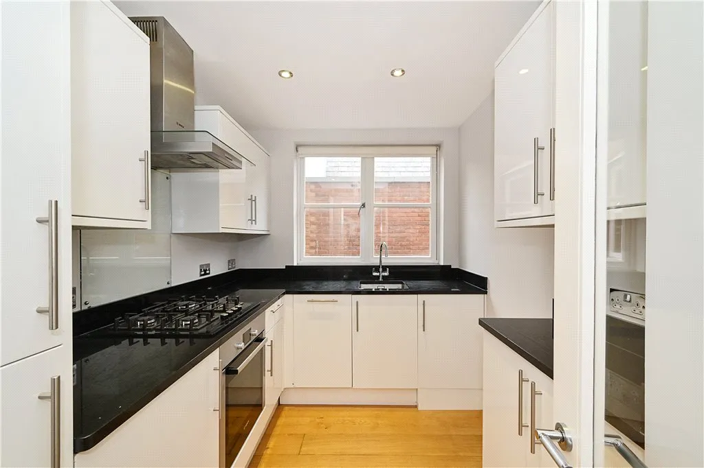 Battersea High St, London, SW11, photo 3