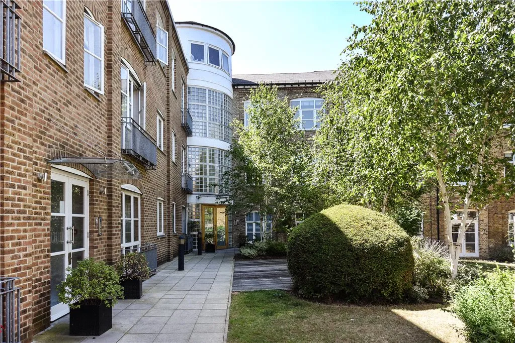 2 bed flat for sale — Battersea High St, London, SW11