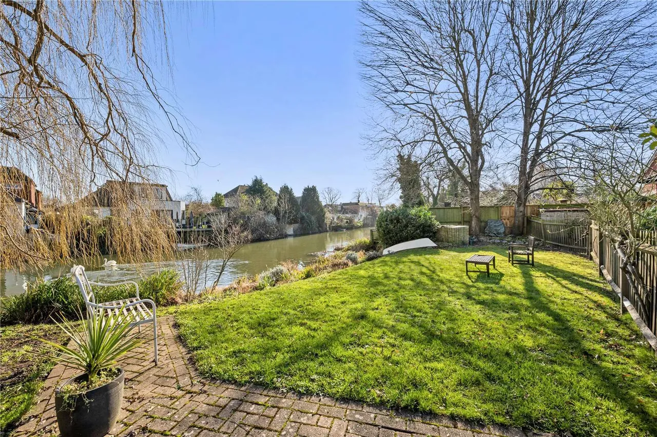 Bridge Road, East Molesey, Surrey, KT8 9HW, photo 3