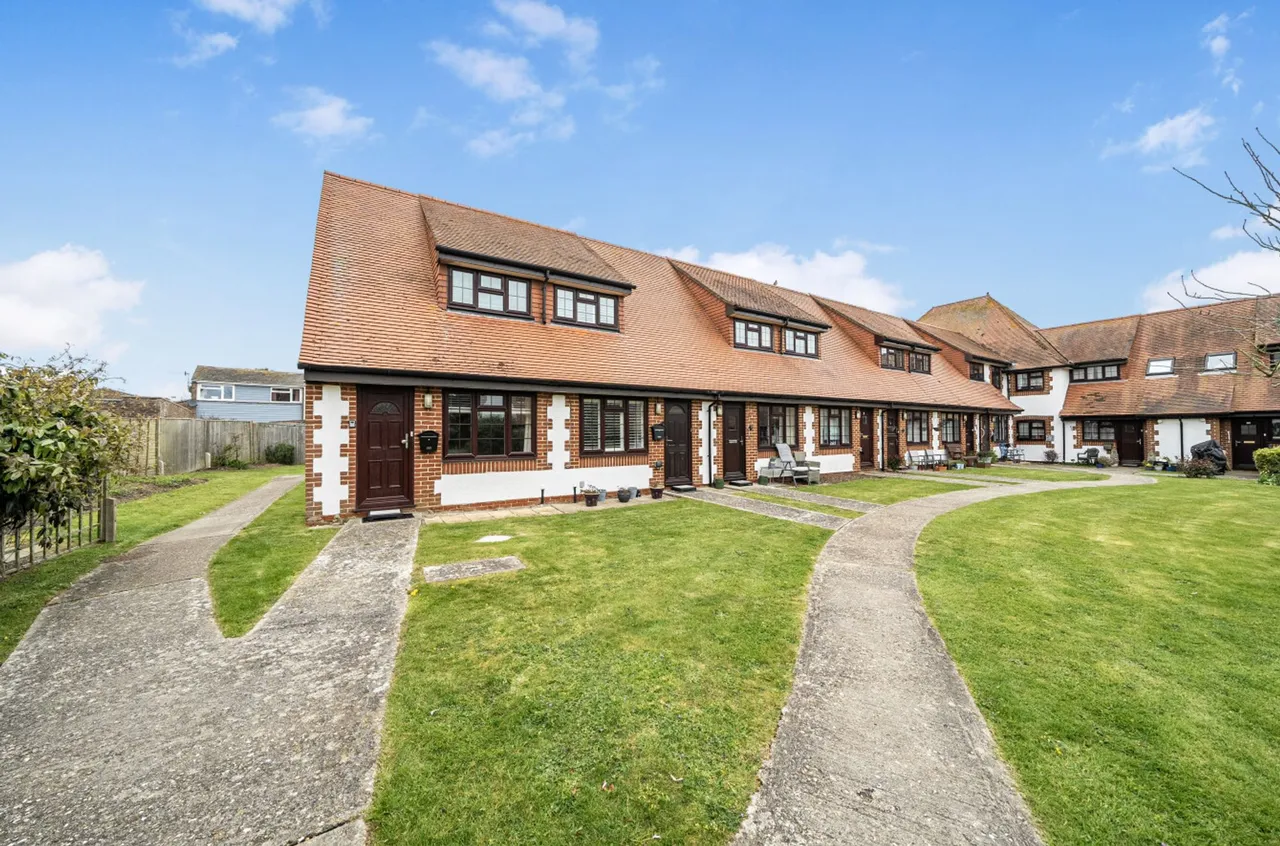 Off Manor Farm Court, Selsey, PO20, photo 17
