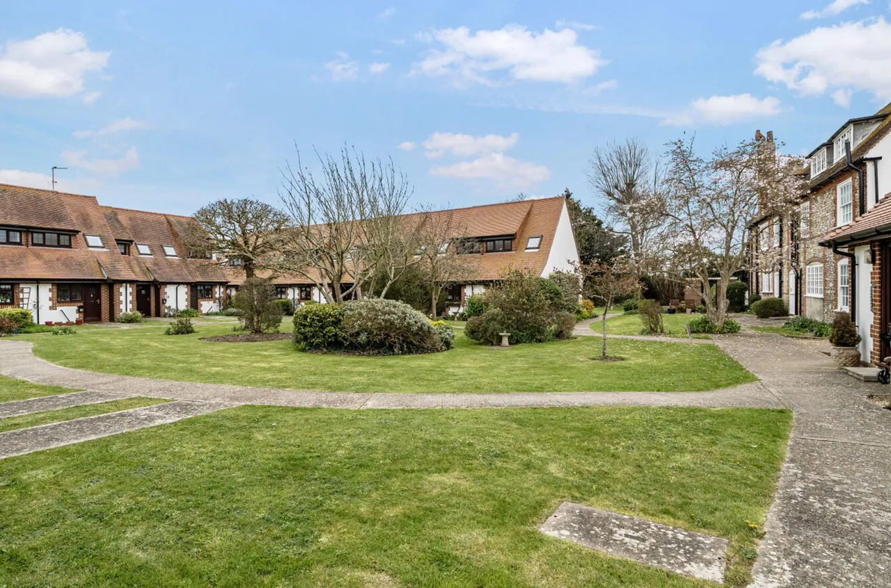 Off Manor Farm Court, Selsey, PO20, photo 14