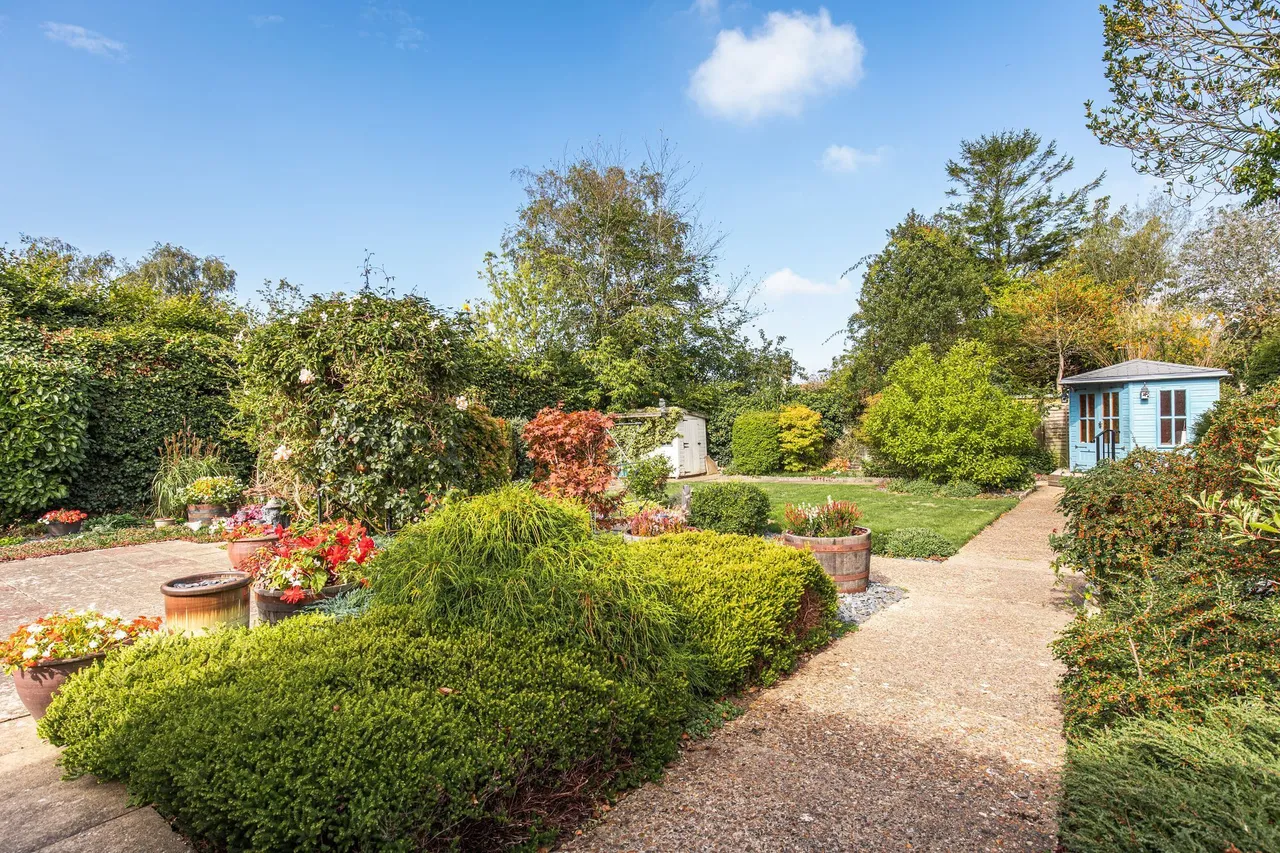 Well Presented Bungalow Close to the, photo 11