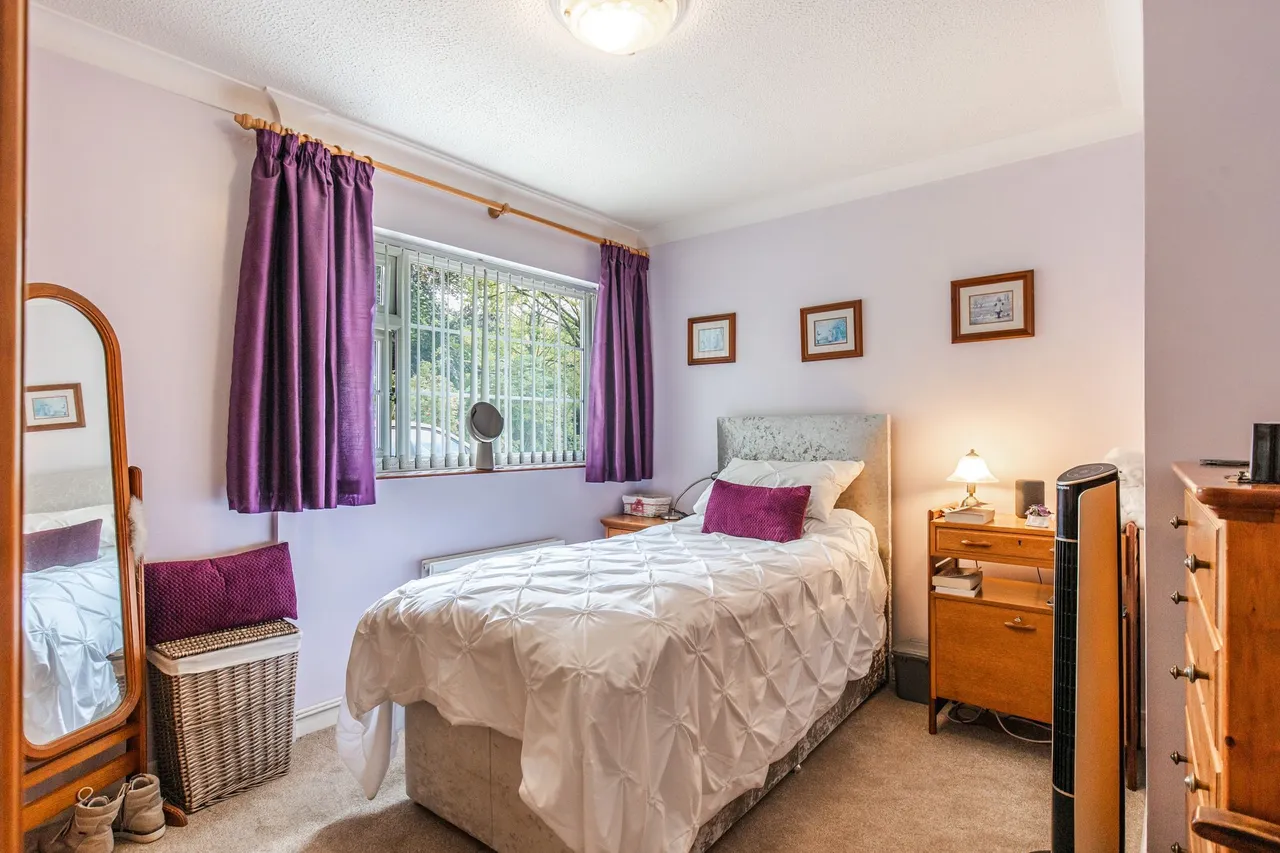 Well Presented Bungalow Close to the, photo 9