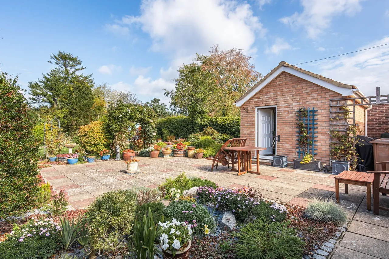 Well Presented Bungalow Close to the, photo 14