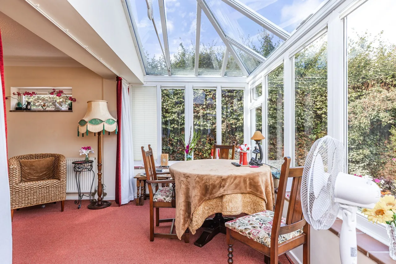 Well Presented Bungalow Close to the, photo 7