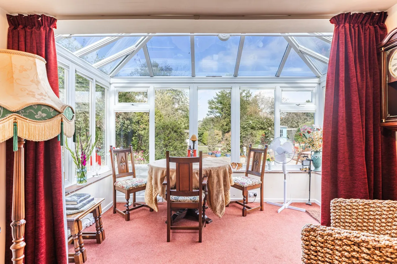 Well Presented Bungalow Close to the, photo 4