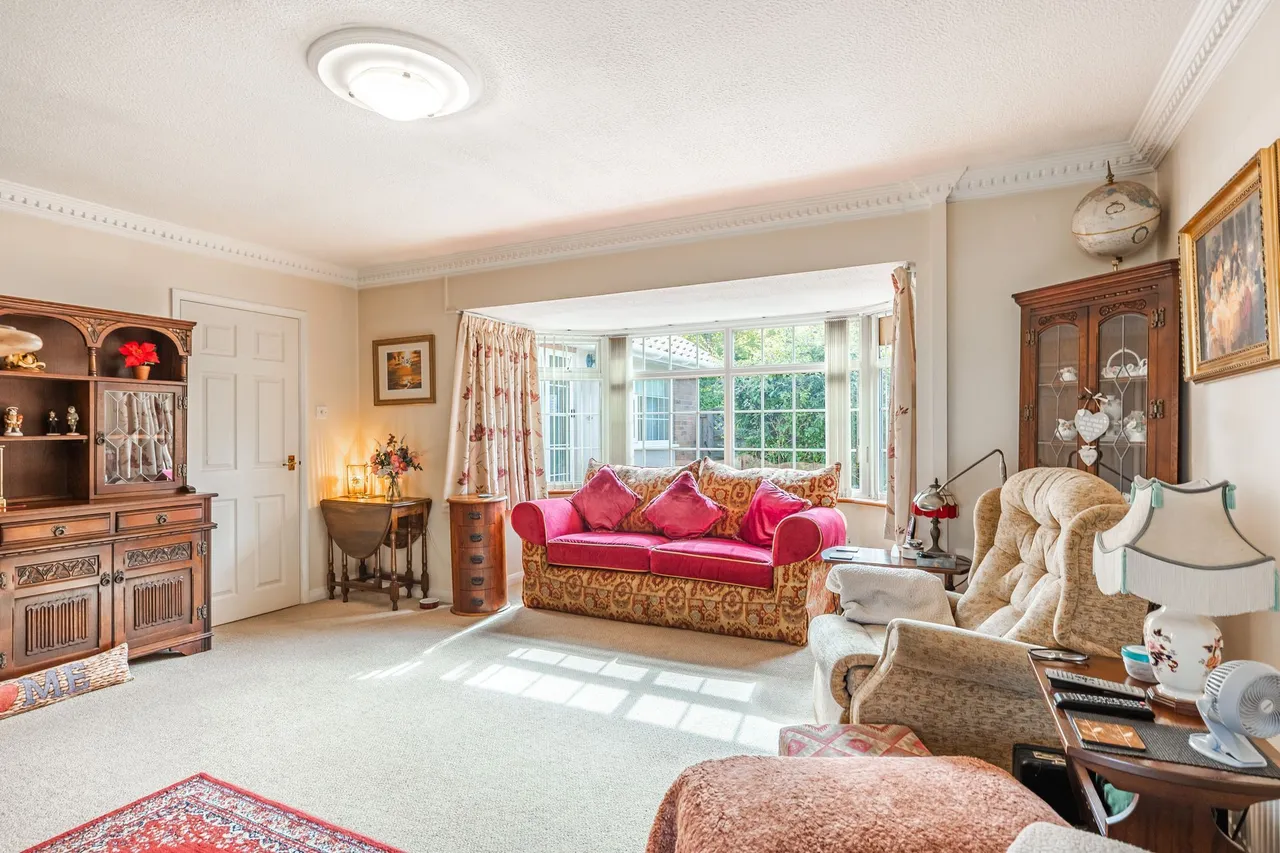 Well Presented Bungalow Close to the, photo 5