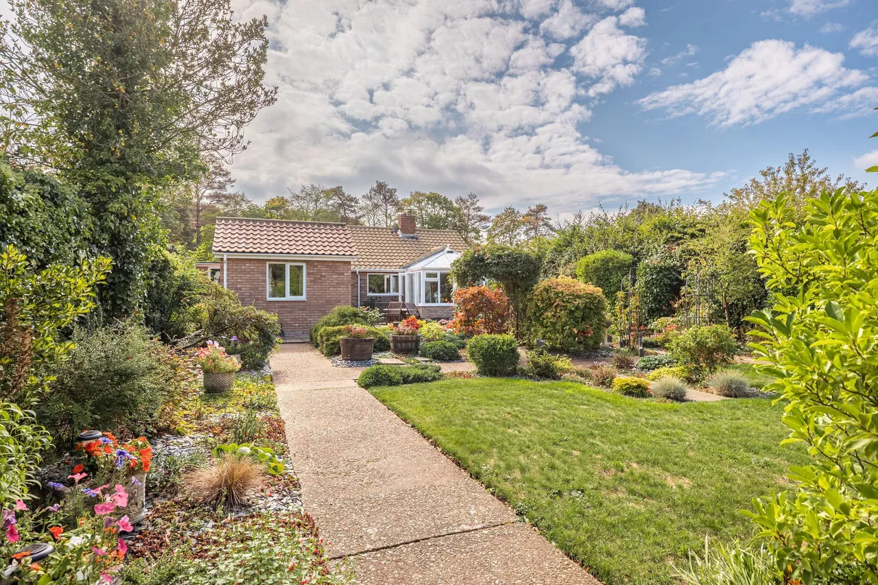 Well Presented Bungalow Close to the, photo 13