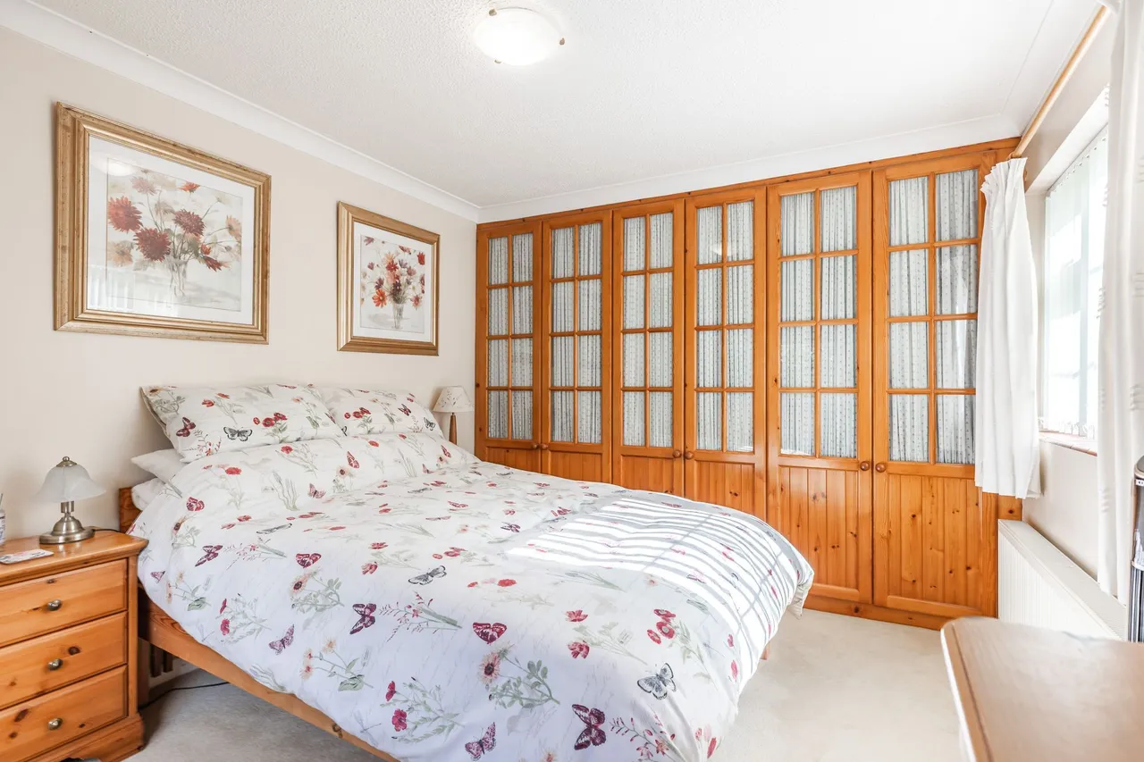 Well Presented Bungalow Close to the, photo 8