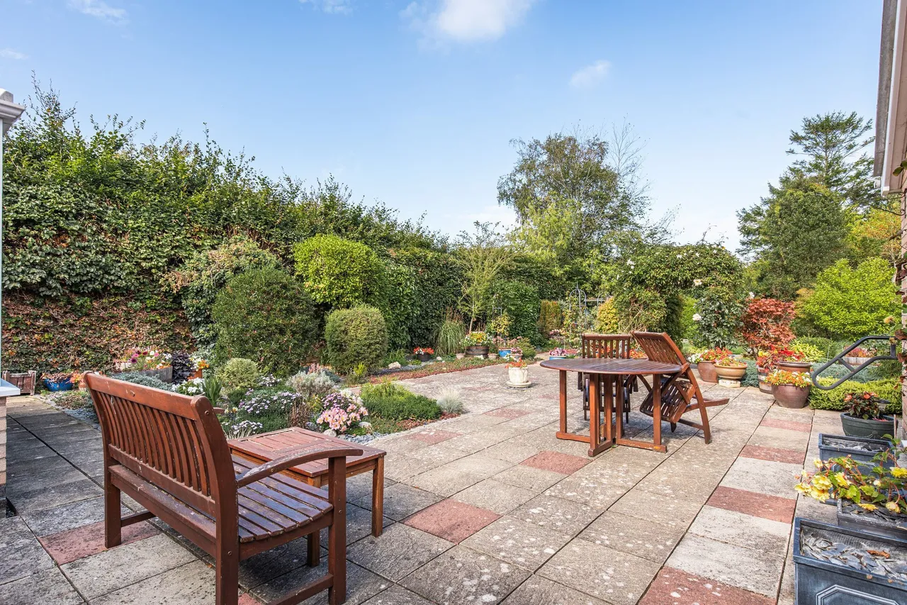 Well Presented Bungalow Close to the, photo 12