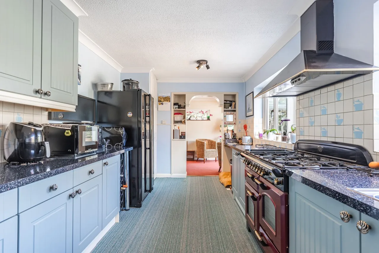 Well Presented Bungalow Close to the, photo 3