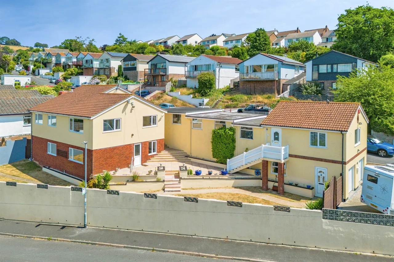 5 bed house for sale — Higher Coombe Drive, Teignmouth