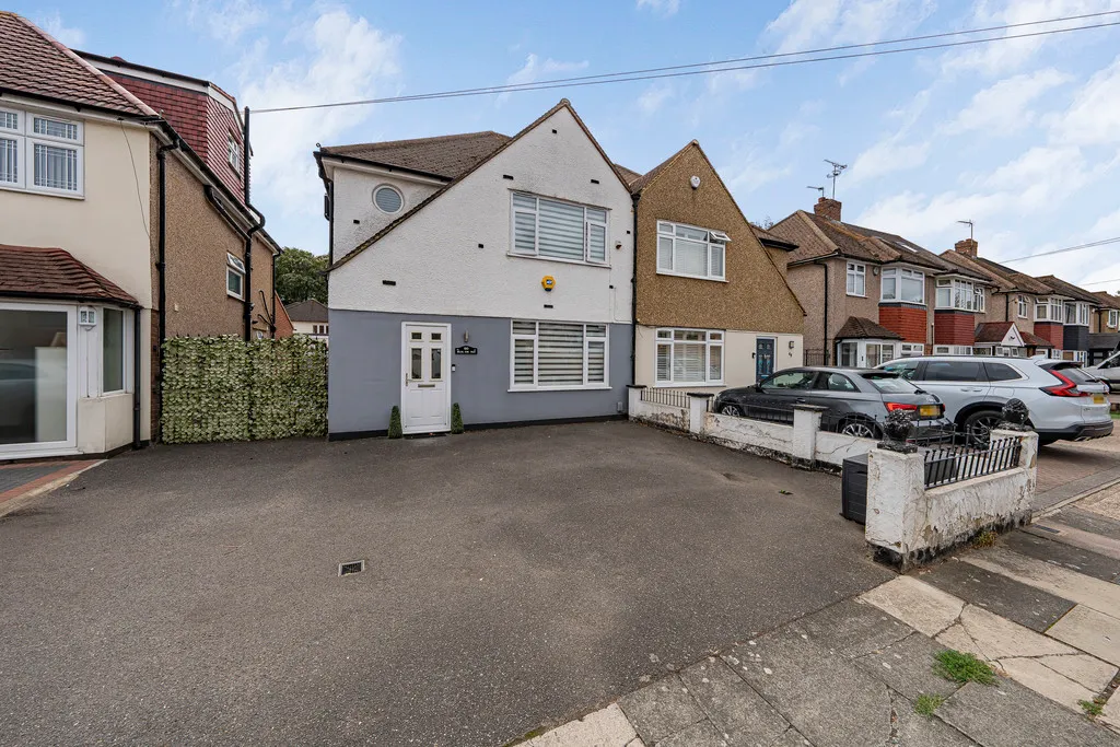 3 bed house for sale — Blossom Way, West Drayton, UB7
