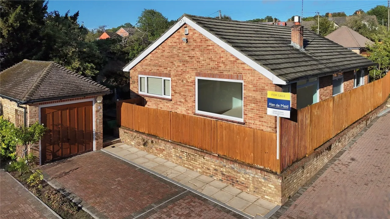 3 bed property for sale — Wellhurst Close, Orpington, BR6