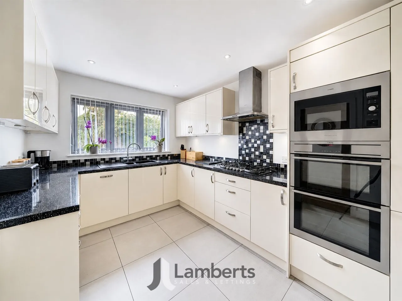 5 Arrow View, Studley, photo 3