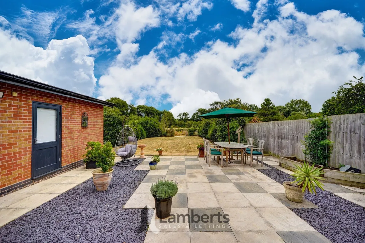 5 Arrow View, Studley, photo 23