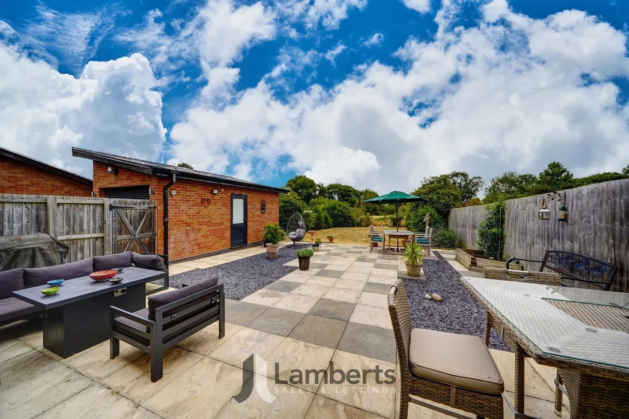 5 Arrow View, Studley, photo 24